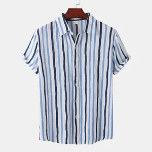 Vue détaillée d'une chemise de plage d'été pour homme à rayures verticales bleues