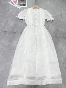 Vue détaillée d'une robe midi blanche de style japonais avec dentelle et manches bouffantes