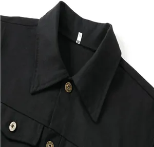Primer plano del cuello de chaqueta vaquera negra con botones metálicos
