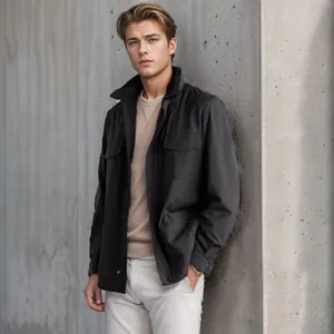 Vista detallada de la chaqueta de trabajo vintage negra para hombre lucida por modelo
