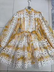Detailaufnahme eines böhmischen Blumen-Spitzenkleides mit eleganten Laternenärmeln und Mustern