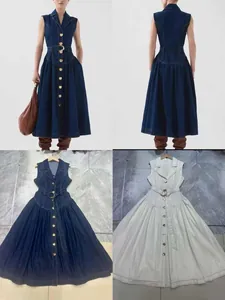 Vista dettagliata dell'abito midi smanicato in denim con bottoni dorati a cuore.