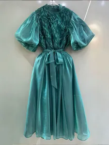 Elegante vestido largo verde esmeralda con mangas abullonadas, lazo en cintura y pliegues