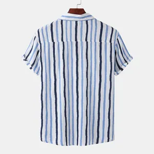 Vue arrière d'une chemise de plage à manches courtes pour homme à rayures bleues et blanches