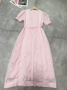 Robe midi rose élégante avec manches bouffantes et détails de broderie en dentelle