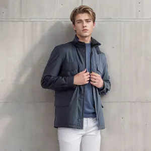 Detalle de chaqueta de trabajo azul vintage para hombre con diseño de múltiples bolsillos