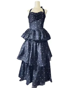 Klassieke vintage zwart-witte polkadothalterjurk met gelaagde ruches cakerokvorm