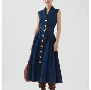 Abito midi in denim senza maniche con bottoni a cuore dorati a figura intera
