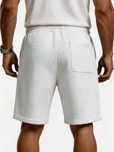Detaillierte Rückansicht der weißen Waffel-Strick-Shorts für Herren mit Gesäßtasche