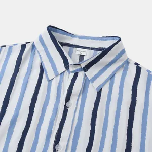 Détail du col et du motif rayé de cette chemise de plage pour hommes en bleu et blanc.