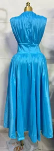 Achteraanzicht van een elegante blauwe geplooide maxi-jurk met een getailleerd model