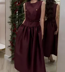 Elegante abito midi bordeaux in raso senza maniche con bottoni dorati e gonna a pieghe