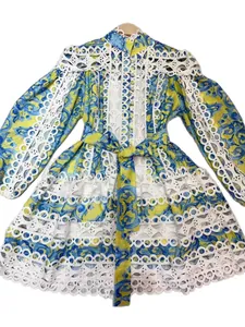 Französisches Bohemian-Blumenkleid mit Laternenärmeln und Spitzenbesatz