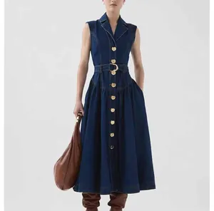 Vista intera di un abito midi in denim senza maniche con bottoni dorati su una modella