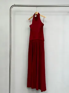 Élégante robe maxi dos nu rouge foncé sans manches avec un détail de jupe plissée
