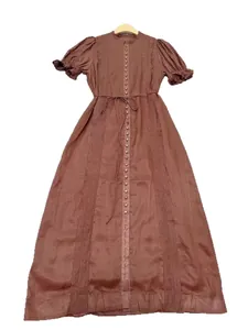 Robe midi élégante en lin marron de style vintage avec manches bouffantes et broderie