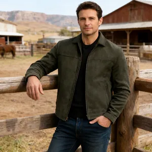 Veste classique pour homme en similicuir olive dans un décor de ranch vintage détail