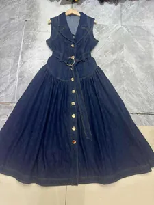 Abito in denim senza maniche blu scuro con cintura e colletto a camicia.