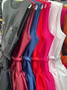 Collezione di eleganti abiti in raso senza maniche con bottoni dorati e cinture coordinate