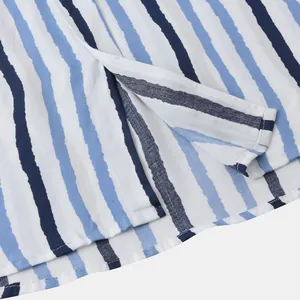Vue macro détaillée du tissu à rayures bleues et de la couture de la fente sur la chemise