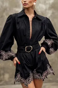 Detailansicht des schwarzen Chiffon-Hemd- und Shorts-Sets mit einer feinen Stickerei