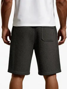 Detailansicht der grauen Herren-Freizeitshorts mit Waffelstruktur und Gesäßtasche hinten