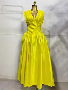 Elegante felgele mouwloze maxi-jurk met plooien en een strakke taille voor een chic look