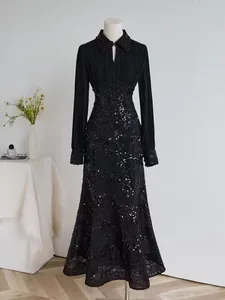 Ensemble élégant chemise plissée noire et jupe sirène à paillettes pour tenue de soirée.