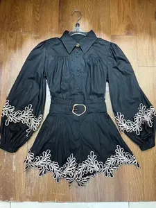 Nahaufnahme des schwarzen Hemd- und Short-Sets mit Laternenärmeln und floraler Stickerei