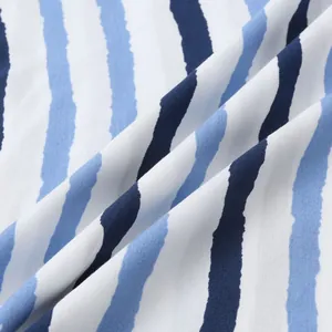 Gros plan sur la texture du tissu à rayures bleues et blanches d'une chemise de plage
