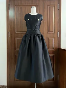 Elegante abito nero senza maniche in stile francese con bottoni dorati e gonna ampia