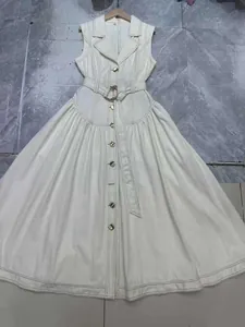 Abito midi smanicato in denim bianco sporco con colletto, cintura e bottoni dorati