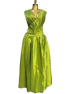 Elegante groene geplooide maxi-jurk met V-hals en hoge taille voor een Franse retrolook