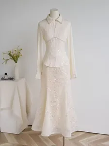 Vue d'ensemble d'une chemise plissée blanche et jupe sirène à paillettes sur mannequin