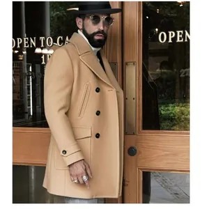 Dettaglio di un cappotto di lana cammello da uomo in stile inglese con doppio petto