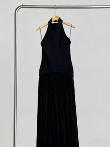 Robe longue noire plissée à col licou élégante au style minimaliste français