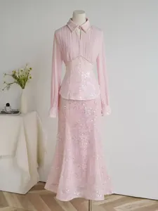 Ensemble élégant de deux pièces avec chemise rose plissée et jupe sirène à paillettes
