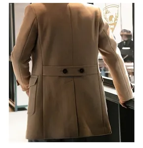 Vista posteriore dettagliata di un cappotto di lana da uomo in stile inglese color cammello.