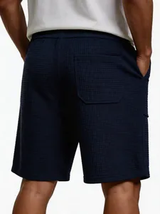 Rückansicht der dunkelblauen Herren-Casual-Shorts mit Waffelstruktur und Tasche