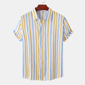 Vue de face d'une chemise d'été pour homme à manches courtes avec rayures bleues et jaunes