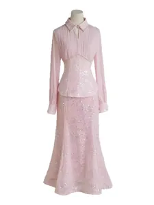 Ensemble chemise plissée rose et jupe sirène à paillettes sur mannequin.