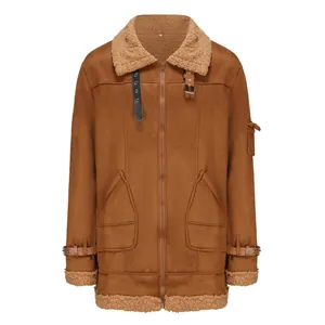 Dettaglio vista frontale della giacca foderata marrone con colletto in shearling