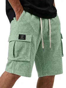 Detailansicht der grünen Waffelstrick-Cargo-Shorts für Herren mit praktischer Tasche
