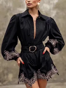 Elegantes Set aus glänzendem Chiffon-Hemd und Shorts mit aufwendigen Stickereidetails