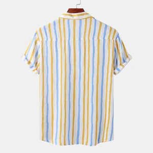 Vue arrière d'une chemise rayée décontractée pour homme en jaune et bleu pour plage