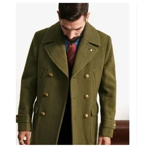 Dettaglio di un cappotto di lana doppiopetto da uomo in stile marina britannica verde oliva.