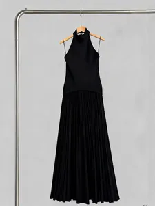 Élégante robe longue noire à licou avec jupe plissée de style français minimaliste