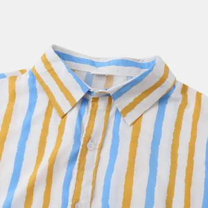 Vue détaillée du col et des rayures jaunes et bleues sur une chemise de plage pour hommes