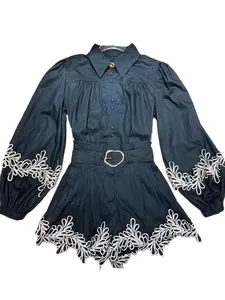 Elegantes schwarzes Set aus Hemd und Shorts mit weißen Blumenstickereien und Spitze.