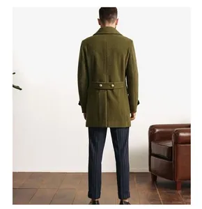 Vista posteriore di un cappotto in lana verde oliva da uomo con cintura a bottoni